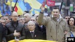 El opositor ucraniano Arseniy Yatsenyuk (i), el ex premier polaco Jaroslaw Kaczynski (c) y el campeon mundial de boxeo y lider de UDAR (Golpe) Vitaliy Klitschko (R) encabezab la protesta.