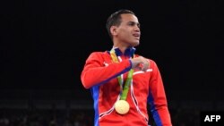 Robeisy Ramírez con la medalla de bronce en las Olimpíadas de Río de Janeiro en 2016. (Yuri CORTEZ / AFP)