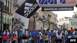 Miles de personas participan en el maratón "Terry Fox" o de la Esperanza que se organiza para llamar la atención sobre la lucha contra el cáncer.