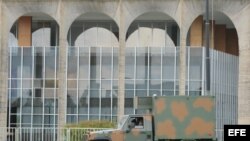 Vehículos del Ejército brasileño se posicionan frente al Palacio del Itamaraty, en Brasilia, para de las labores de seguridad de la XLIV Cumbre semestral del Mercosur.