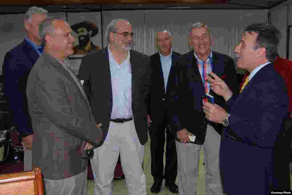 Gustavo Machín con representantes de mutuales de EEUU.