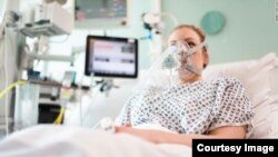 Paciente con mascarilla de respirador Mercedes - UCL