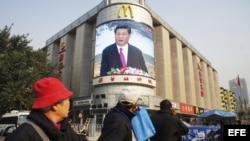 Una pantalla gigante muestra al vicepresidente chino Xi Jinping, durante el discurso del 15 de noviembre de 2012, en Pekín (China).