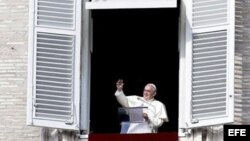 El papa Francisco bendice a los miles de peregrinos que abarrotaron la Plaza de San Pedro