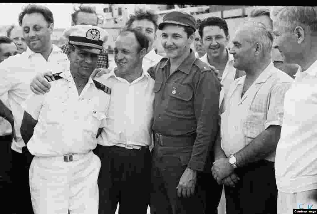 Raúl Castro con los marinos del buque soviético Lgove