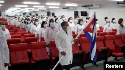 Médicos cubanos reunidos el 4 de junio de 2020, antes de ir a misión en Kuwait. REUTERS/Alexandre Meneghini