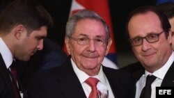 Brindis en el Palacio del Elíseo entre Raúl Castro y François Hollande.