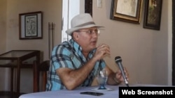 El historiador manzanillero Delio Orozco, en una de sus charlas en instituciones locales.
