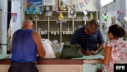 Cubanos compran productos racionados en una bodega en La Habana. (Archivo)