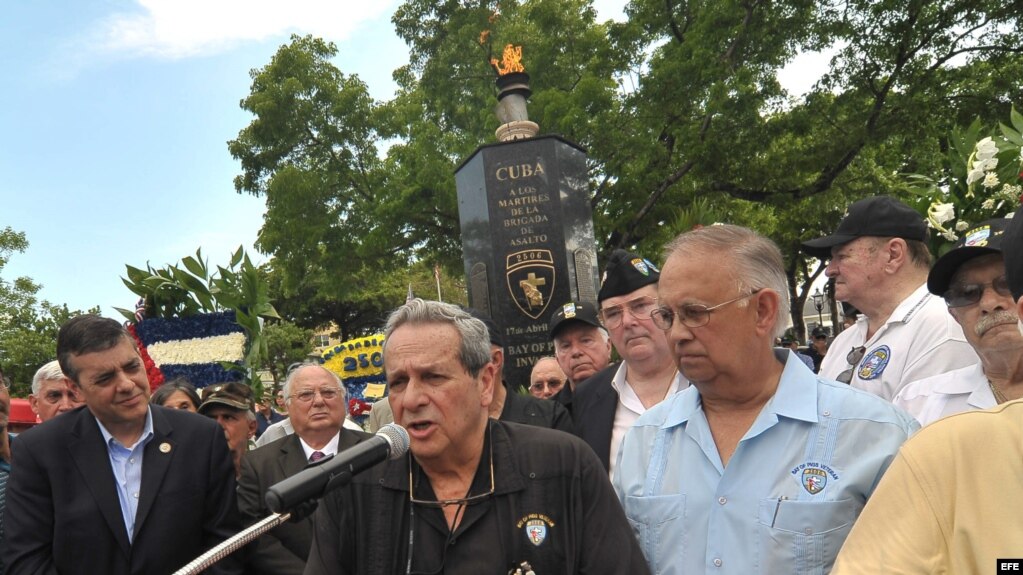 The president of Brigade 2506, Felix Rodríguez (c), speaks during the commemoration in Miami, Florida (USA), of the 50th anniversary of the operation in Cochinos Bay. 