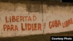 Cartel en Montevideo, Uruguay, pidiendo libertad para Lidier Hernández (Cortesía: Asamblea de la Resistencia Cubana)