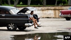 La mayoría de los taxistas privados o boteros trabajan en carros americanos de los años cincuenta y viejos autos de fabricación soviética.