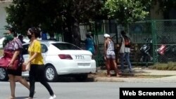 Cola frente a la tienda de 23 y C, en el Vedado.