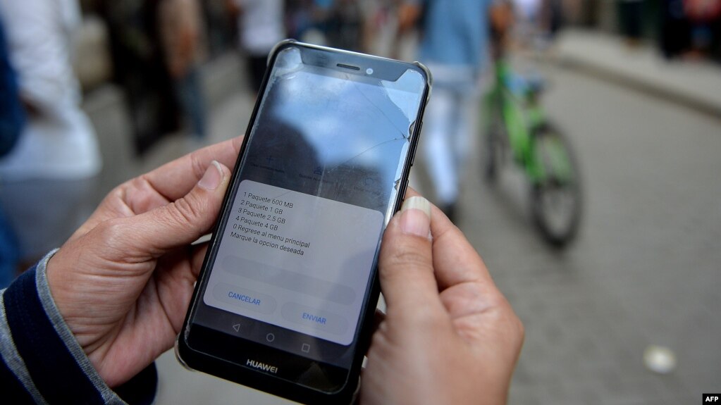 Una mujer chequea las opciones para conectarse a Internet en Cuba. (Yamil Lage/AFP/Archivo)