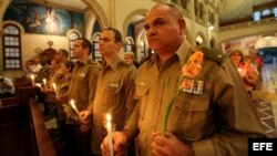 Militares cubanos asisten a la iglesia Jesús de Miramar, en La Habana (Cuba) donde se realiza una misa para orar por la salud y la recuperación del mandatario venezolano, Hugo Chávez.