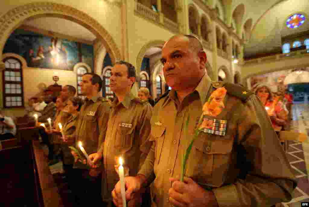 Militares cubanos asisten a la iglesia Jesús de Miramar, en La Habana (Cuba) donde se realiza una misa para orar por la salud y la recuperación del mandatario venezolano, Hugo Chávez.