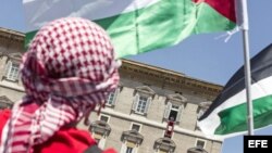 Un hombre ondea la bandera palestina mientras escucha al Papa en la plaza San Pedro.