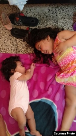 La pequeña Maya y su hermana Alejandra (Facebook)