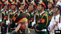 Archivo - Valeri V. Gerasimov, general en jefe del ejército ruso pasando revista a tropas vietnamitas.