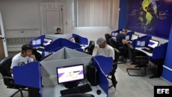 Varias personas se conectan a internet desde una sala de navegación en La Habana (Cuba).