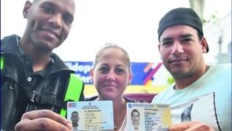 Cubanos en Uruguay muestran su documento de identidad. (Captura de imagen/El País)