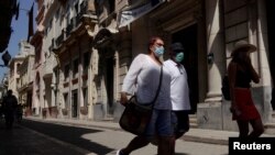 Los contagios por COVID-19 se mantienen sobre los 3 mil diarios en Cuba, según el reporte oficial. ( REUTERS/Alexandre Meneghini)