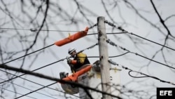 Un trabajador intenta restaurar el servicio eléctrico en Staten Island, Nueva York.