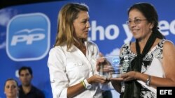 La secretaria general del PP, María Dolores de Cospedal (i), entrega el primer premio Oswaldo Payá a Ofelia Acevedo (d), viuda del disidente cubano.
