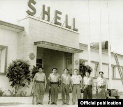 Milicianos custodian la refinería Shell.