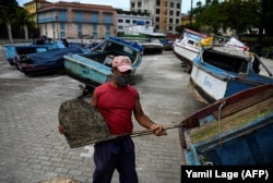 Un pescador en La Habana intenta proteger su barco el 5 de julio de 2021