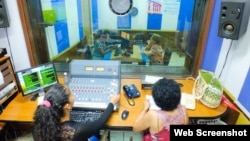 Cabina de radio de la CMHW, en Villa Clara. (Archivo)