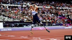 El atleta británico Richard Whitehead cruza la meta para ganar el oro durante la final de los 200m T42 en el Estadio Olímpico de Londres (Reino Unido) durante los Juegos Paralímpicos, sábado 1 de septiembre de 2012. EFE/Kerim Okten