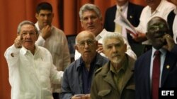 Raúl Castro (i), el primer vicepresidente cubano, Miguel Díaz-Canel (c-detrás) y los también vicepresidentes Ramón Machado Ventura (c-frente), Ramiro Valdés (2-d) y Salvador Valdés Mesa (d), asisten hoy, sábado 20 de diciembre de 2014.