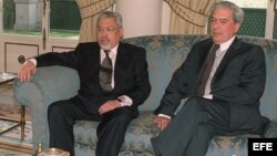 En 1998 estuvieron en el Palacio de La Moncloa los escritores Guillermo Cabrera Infante, que ese día recibió el premio "Miguel de Cervantes" de Literatura, y a Mario Vargas Llosa, ganador de la edición de 1994.