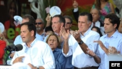 El senador republicano, Marco Rubio (i), presenta el lunes 13 de agosto de 2012, al virtual candidato republicano a la Casa Blanca, Mitt Romney (2d).