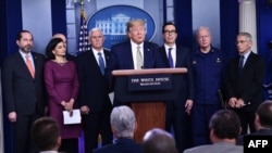 El presidente Donald Trump en la conferencia de prensa del martes flanqueado por el vicepresidente Mike Pence, el secretario del Tesoro Steven Mnuchin y el resto del equipo de trabajo para combatir el coronavirus (Brendan Smialowski/AFP).
