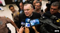 Archivo - El arzobispo de Miami, Thomas Wenski (c), habla con los periodistas a su llegada al Aeropuerto Internacional de Miami, Florida (EEUU).