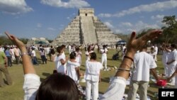 RUINAS DEL REY (MEXICO). Indígenas mayas realizan una ceremonia en la zona arqueológica de Ruinas del Rey, en el mexicano estado de Quintana Roo