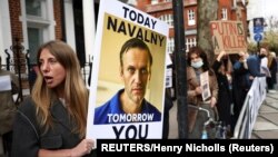 En la foto, manifestantes en Londres, Reino Unido, portan un cartel con la imagen del opositor ruso Alexei Navalny que ha anunciado el fin de una huelga de hambre en reclamo por atención médica por parte de galenos civiles. Foto: REUTERS/Henry Nicholls.