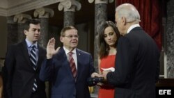 El senador demócrata por New Jersey, Robert Menendez (2i), toma juramento junto a sus hijos children Rob (i) y Alicia, y el vicepresidente de EEUU, Joe Biden (d), en la inauguración de la 113 sesión del Congreso. 