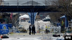 Archivo - Investigadores trabajan cerca de la meta de la Maratón de Boston en donde se produjeron dos explosiones.