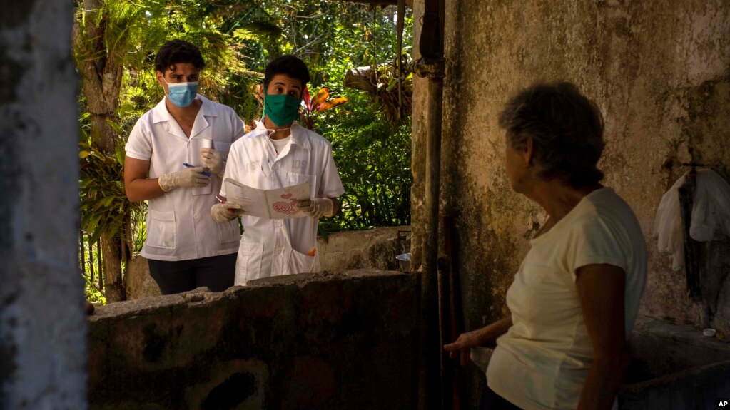 Estudiantes de medicina chequean por coronavirus a residentes en un barrio marginal de San José de las Lajas.