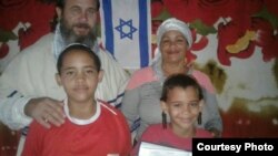 Olaine Tejada junto a su esposa y dos hijos.
