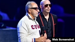 Emilio Estefan junto a Pitbull en la entrega de Premios Juventud 2021, en el Wastco Center, de UM.