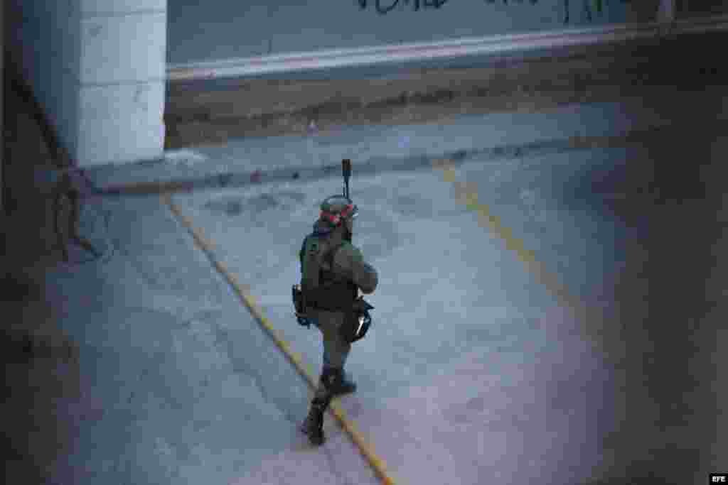 Un miembro de la Guardia Nacional toma posición en los alrededores de la Plaza Altamira de Caracas (Venezuela).
