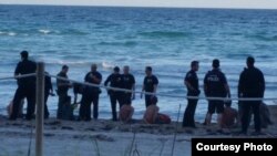 Un grupo de 10 balseros cubanos que arribaron a Dania Beach este sábado.