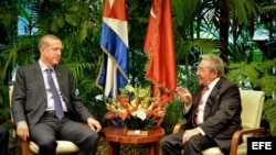 Raúl Castro conversa Recep Tayyip Erdogan.