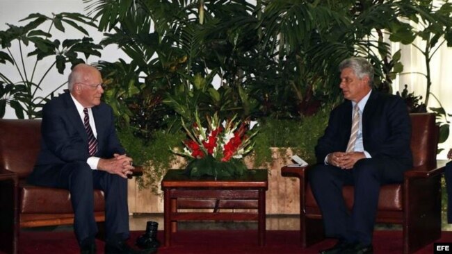 El senador demócrata por el estado de Vermont, Patrick Leahy (i), se reúne con el primer vicepresidente de Cuba, Miguel Díaz-Canel (d) hoy, viernes 26 de junio.