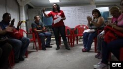 Chavistas se reúnen en una asamblea comunal en el barrio de Catia, en Caracas, y hasta las sillas son rojas.