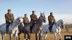 Kim Jong-un (c) montando a caballo durante una visita a un centro de entrenamiento de una compañía de caballería del Ejercito de Corea del Norte.